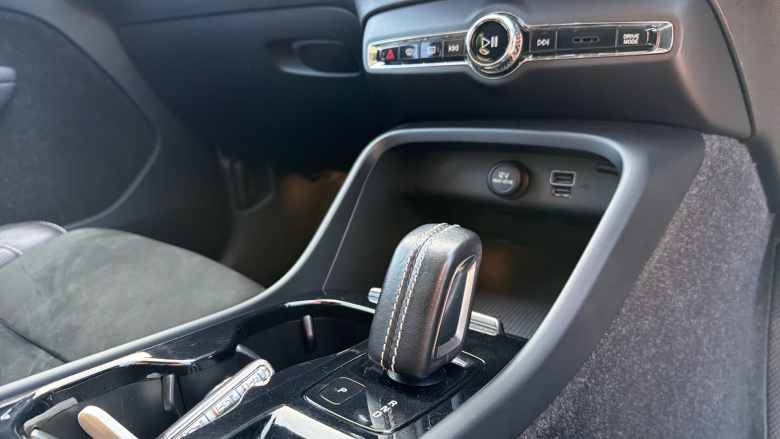 Volvo Xc40 2.0 T5 R DESIGN Pro 5dr AWD Geartronic Petrol Estate